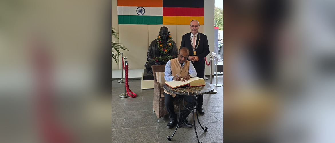  _Consul General Shatrughna Sinha joined the Lord Mayor of Königsbrunn in offering floral tributes to Mahatma Gandhi, honouring his timeless ideals of truth, harmony, and non-violence